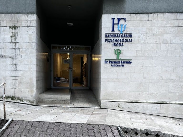 A rendelő bejárata a Pazonyi tér felől
